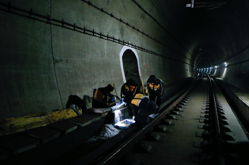 界首铁路运营隧道病害现状